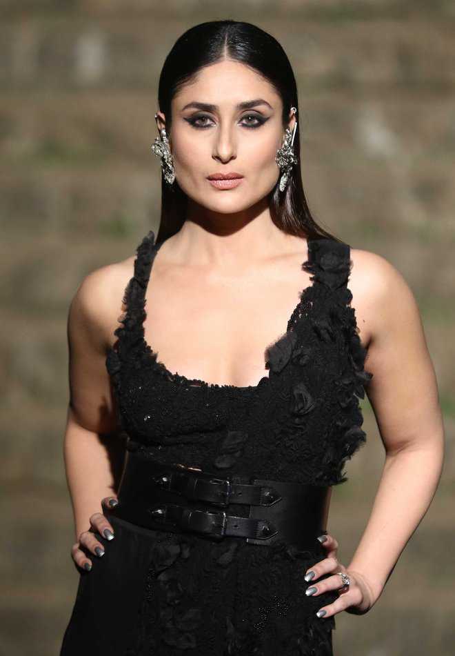 Kareena Kapoor Pusy Photo - Kareena Kapoor roasted for her bold photoshoot in plunging 'nightie', see  photos here