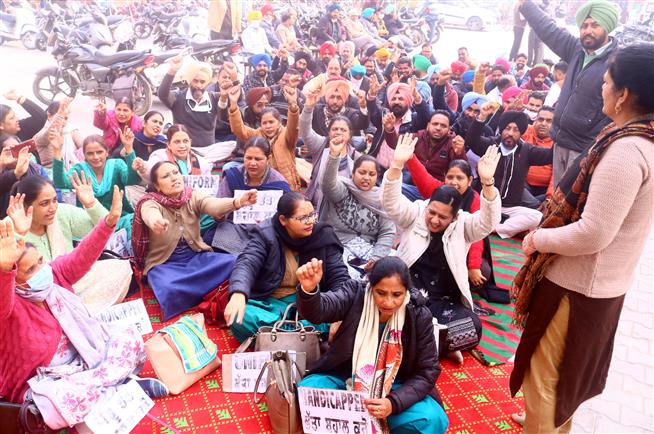 Health workers protest, threaten to gherao Punjab CM's house over demands