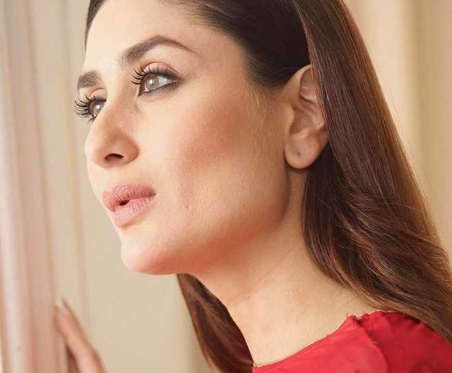 660px x 544px - Video: Kareena Kapoor trolled ruthlessly as she hides her face seeing  photographers leaving Karan Johar's party : The Tribune India
