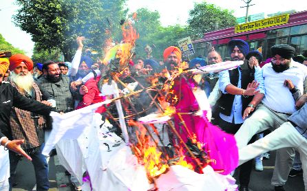 Angry activists burn effigy of govt over FIR against Bikram Majithia