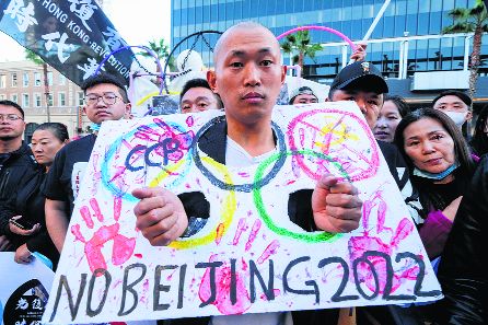 Tibetans chain selves to Olympic rings to protest Beijing Games