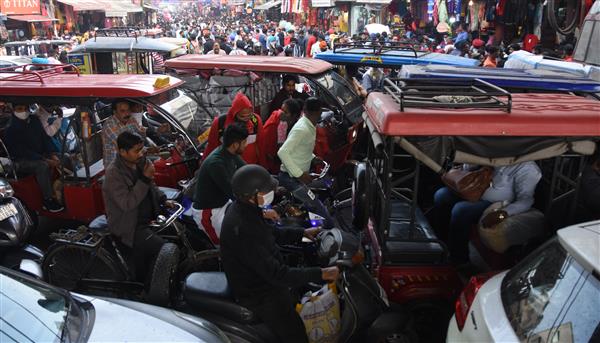 Despite Omicron fear, residents throng Sunday bazaars in Ludhiana city