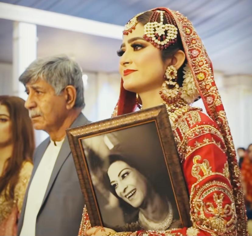 Pakistani bride enters wedding venue with pic of her late mother. Watch heartbreaking video : The Tribune India