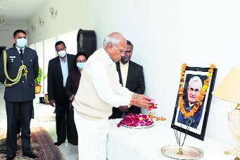 Purohit pays floral tributes to Vajpayee on birth anniv