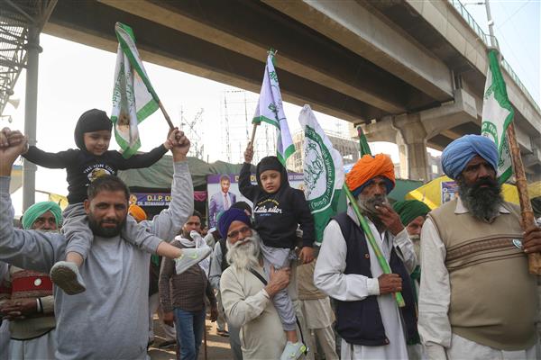 Protesting farmers taken to gurdwara in Delhi to pay respects in buses arranged by police