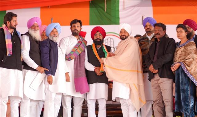 Former AAP MLA Baldev Singh joins Congress