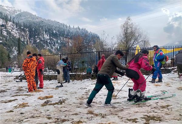 Midnight snow brings cheer to Manali tourists