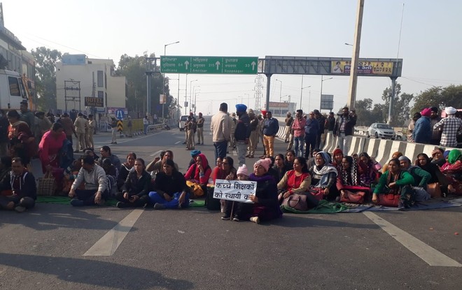 Temporary teachers block Kharar-Chandigarh highway
