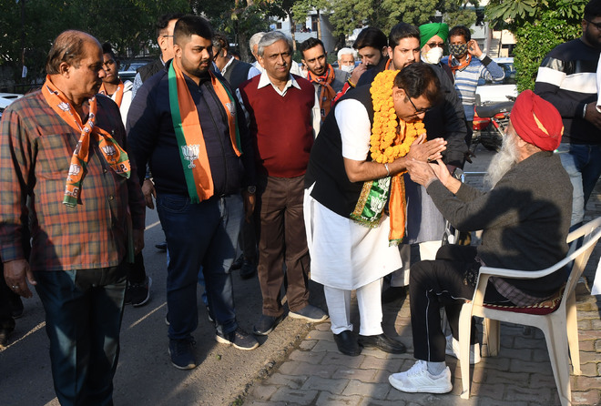 Chandigarh civic poll scene hots up, candidates go on padyatra, campaign door to door