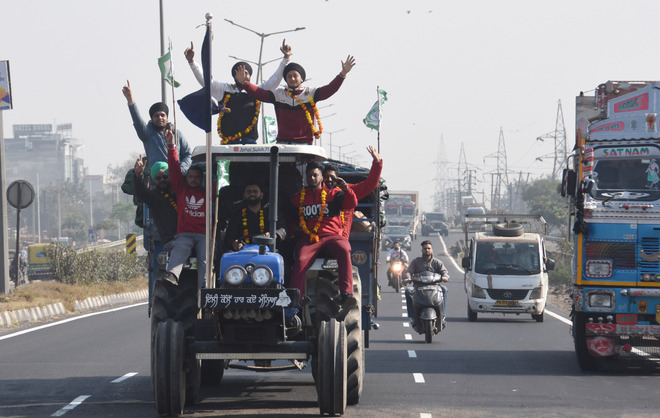 Farmers returning from Delhi get warm welcome