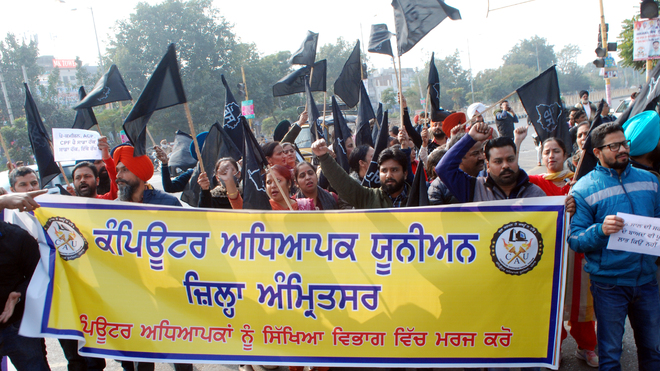 Protest, black flags greet Punjab CM Channi at GNDU