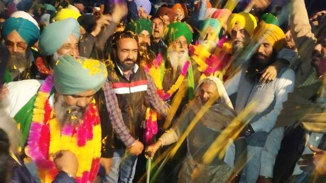 On way back home, farmers get grand welcome at Lalru
