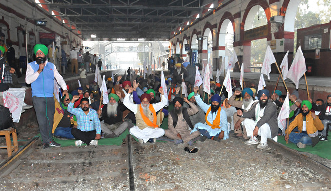 Kisan Mazdoor Sangharsh Committee goes on indefinite dharna at Jalandhar Cantt railway station