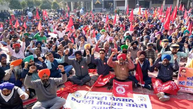 Pargat Singh adopting dilly-dallying attitude, say protesting teachers