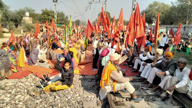 Farm workers disrupt rail services in Punjab