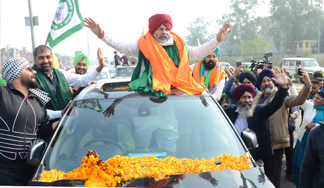 On way to Amritsar, farmer leaders get grand welcome