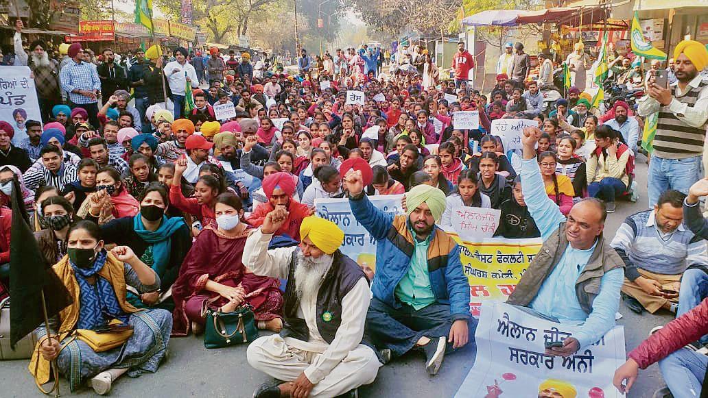 Student leaders, farmers back protesting teachers