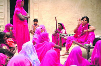 Gulabi Gang faction forms teams in UP’s Mahoba to stop crime against women