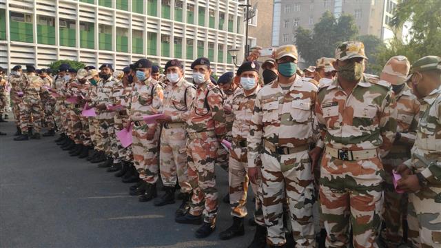 Hundreds of paramilitary personnel line up to donate blood