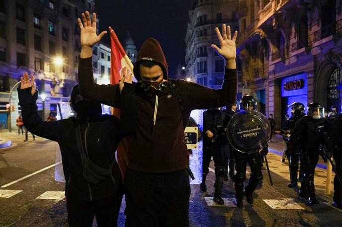 Angry youths rattle Spain in support of jailed rap artist
