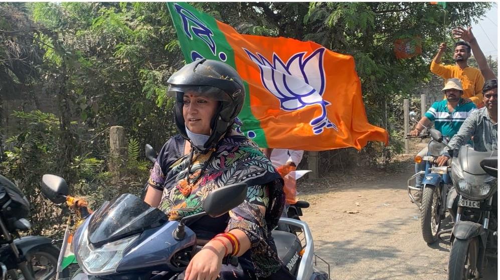 After Mamata, Smriti Irani takes a scooter ride as race for Bengal heats up