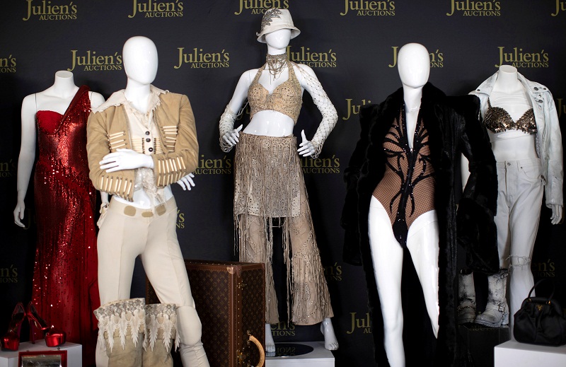 Janet Jackson to auction scores of stage outfits