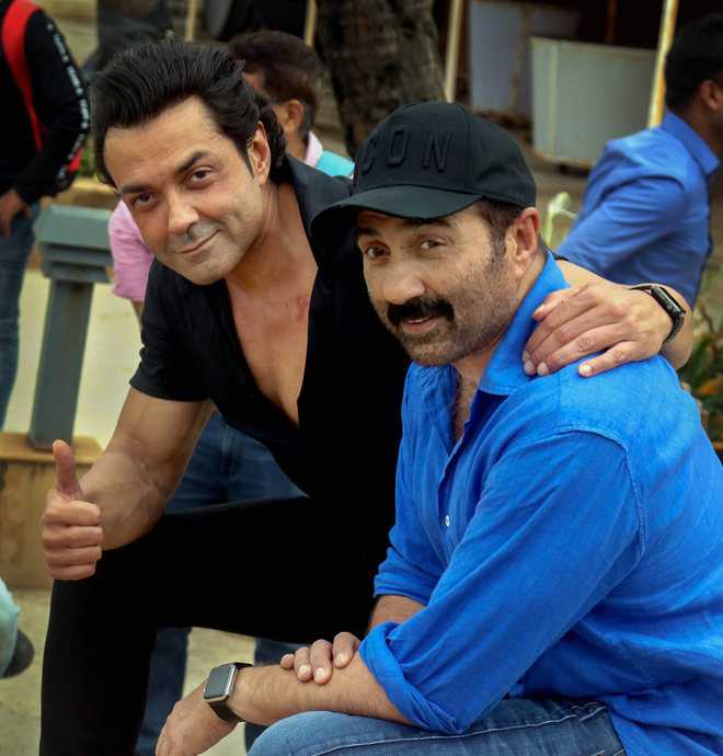 Sunny Deol shares rare picture of mother Prakash Kaur with brother Bobby Deol; see post