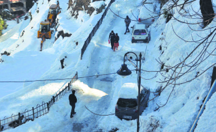 Tourists flock to snow-clad Shimla hills, hoteliers rejoice