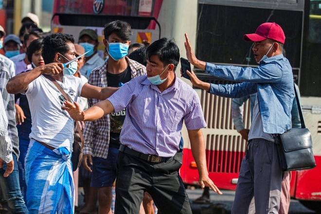 Military supporters attack protesters in Yangon