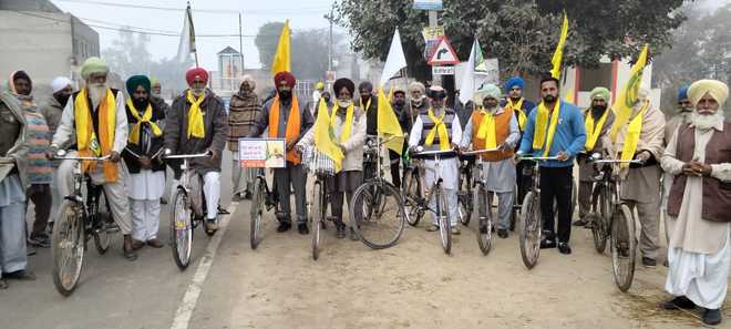 Bathinda farmers pedal to Delhi protest sites