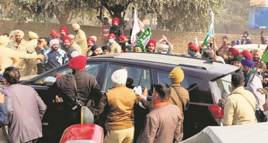 Punjab BJP chief Ashwani Sharma’s vehicle attacked in Ferozepur