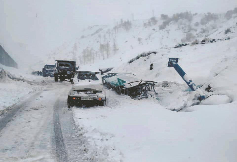 Snow blocks Manali-Leh highway