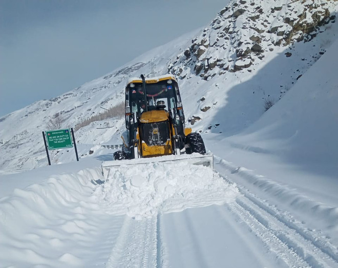 BRO starts clearing snow on Manali-Leh National Highway