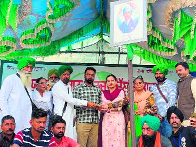 Newlyweds hand over shagun to Tikri farmers