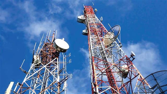 Rs 77,146-cr bids for spectrum on Day 1