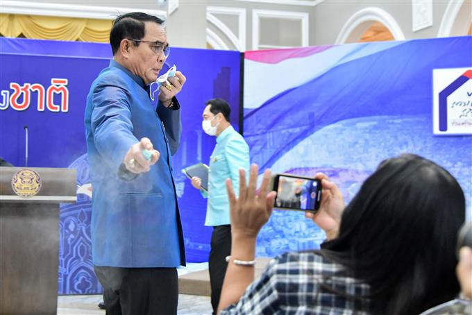 Thai PM ends presser by spraying reporters with disinfectant