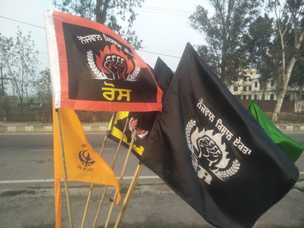 Women protesters on their way to Gurdwara Rakabganj refuse to remove ‘flags’, detained