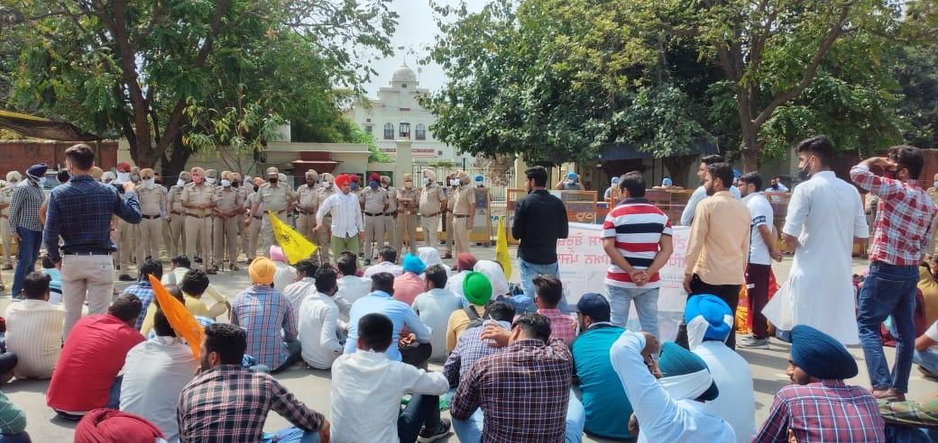 Protesting ETT teachers reach Punjab CM's house; Patiala police 'lathicharge' them; 100 detained : The Tribune India