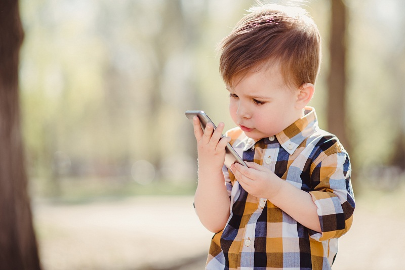 Mobile use can change how kids see the world