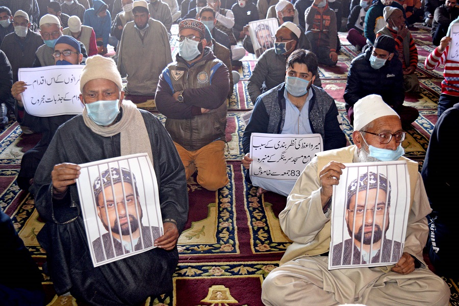 Clashes erupt in Srinagar over house arrest of Hurriyat leader Mirwaiz Umar Farooq