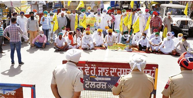 Farmers hold dharna over land acquisition for Katra highway