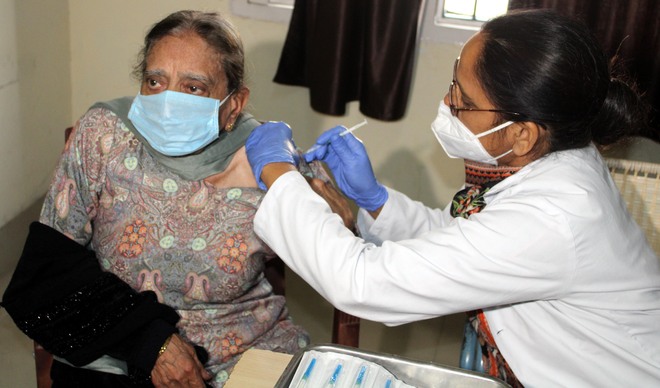 Coronavirus India: Maharashtra, Kerala, Punjab, Tamil Nadu, and Gujarat continue to witness an upsurge in the daily new cases of coronavirus.