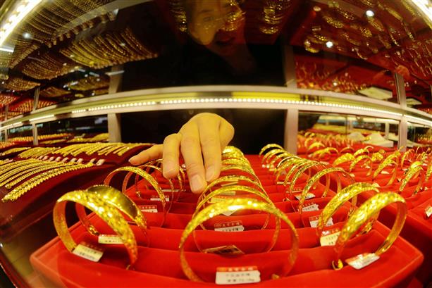 Gold prices leave investors jittery