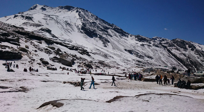 Tourists’ wait to visit Rohtang gets longer
