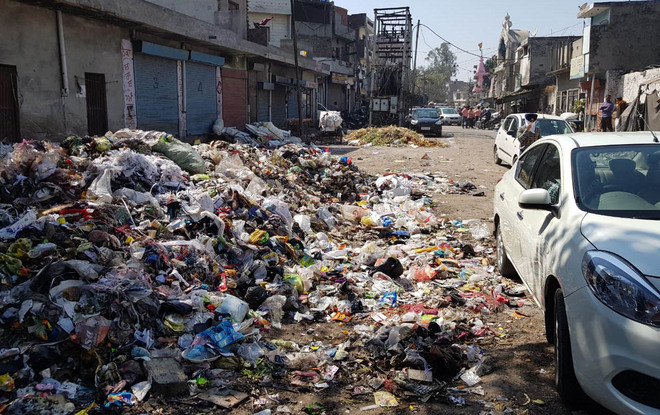 Daresi area residents miffed over garbage strewn on road