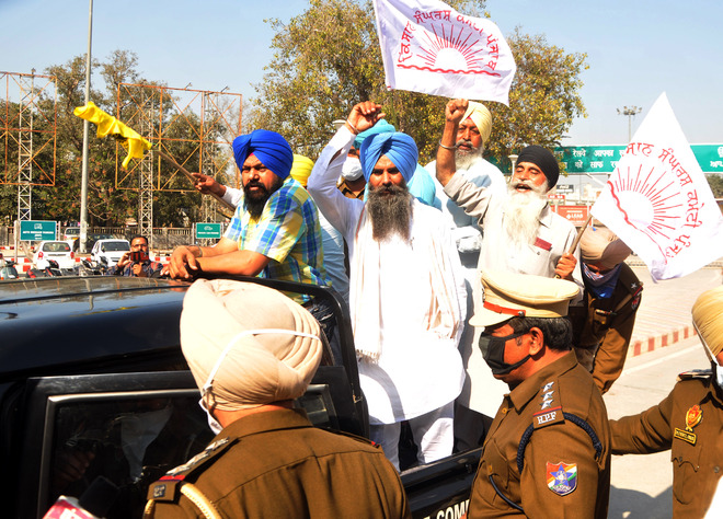 BJP leaders Vijay Sampla, Shwait Malik face farmers’ ire in Amritsar