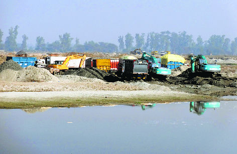 Workers protest illegal sand mining in Fazilka