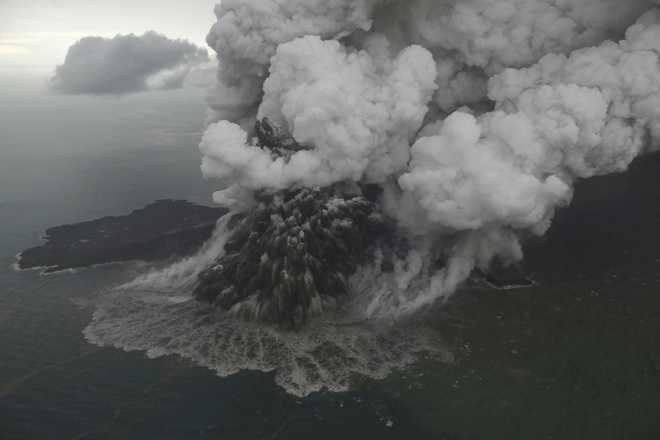 Alert level raised for Aleutian Islands volcano emitting ash
