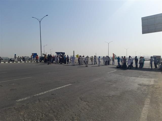 Protesting farmers block KMP expressway in Haryana