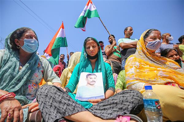 Kin of CRPF jawan abducted by Naxals stage protest in J-K, demand assurance for his safe release